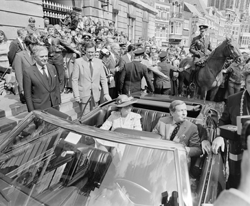 882658 Afbeelding van het vertrek van koningin Beatrix en prins Claus van het Stadhuis (Stadhuisbrug 1) te Utrecht, met ...